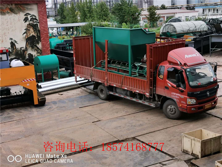 鏟車(chē)料倉(cāng)發(fā)貨現(xiàn)場(chǎng)