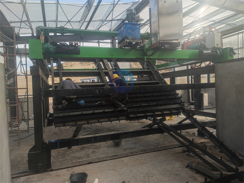 年產(chǎn)3萬(wàn)噸的粉劑有機(jī)肥生產(chǎn)線設(shè)備安裝現(xiàn)場(chǎng)