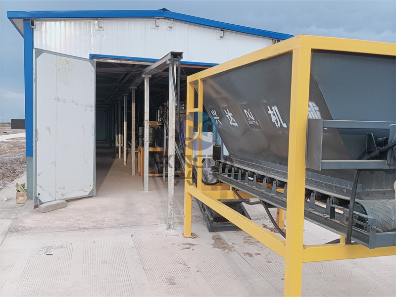 雞糞有機(jī)肥粉劑生產(chǎn)線設(shè)備卸貨現(xiàn)場(chǎng)