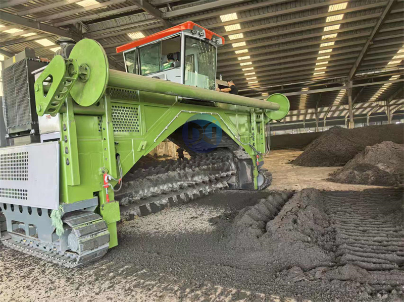 液壓履帶覆膜翻拋一體機(jī)使用現(xiàn)場(chǎng)