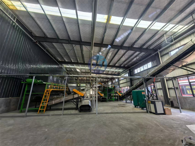 年產(chǎn)2萬(wàn)噸粉狀有機(jī)肥設(shè)備使用現(xiàn)場(chǎng)