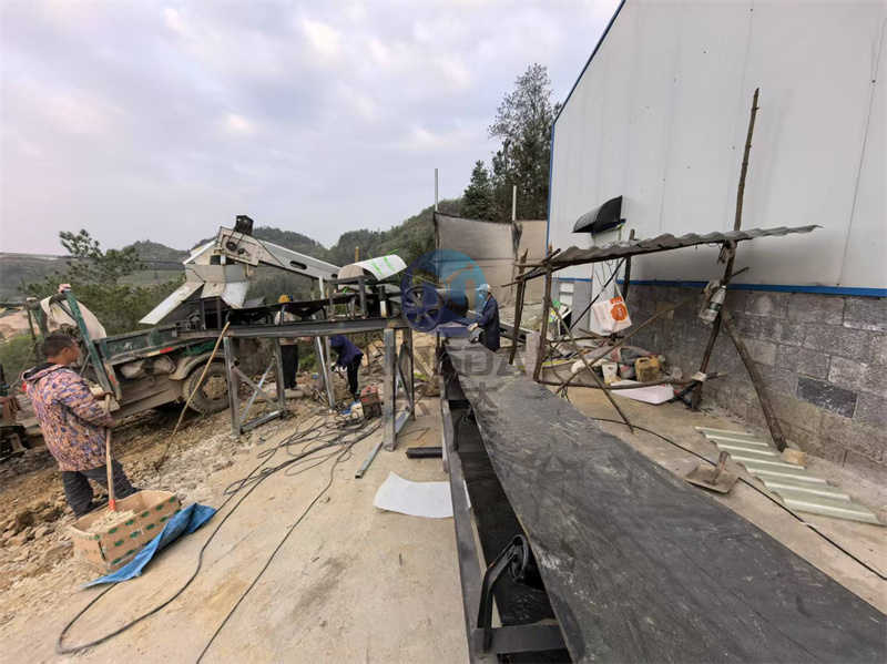 粉狀有機(jī)肥生產(chǎn)線設(shè)備安裝現(xiàn)場