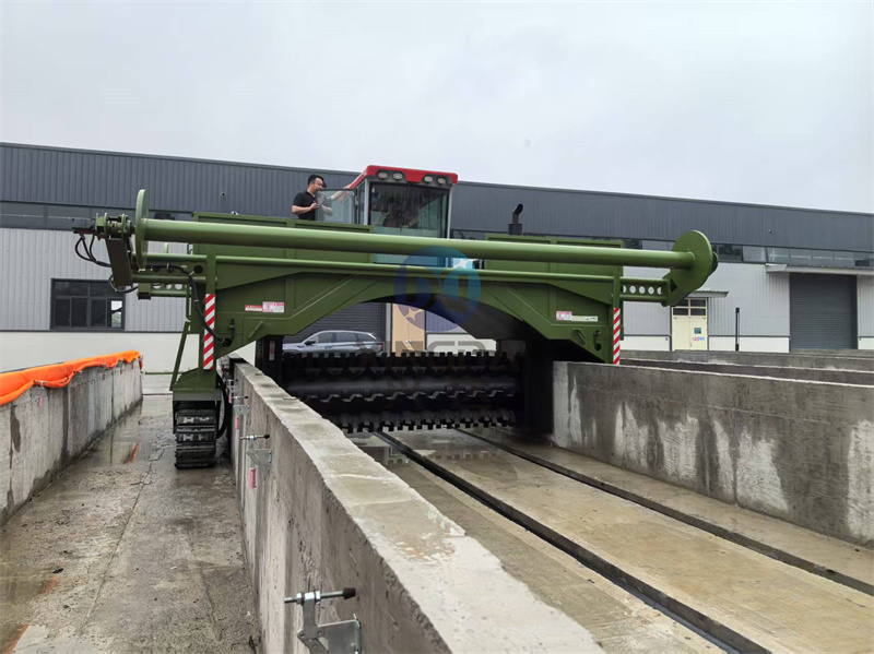 液壓履帶覆膜翻拋機(jī)使用現(xiàn)場(chǎng)