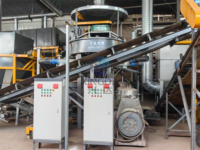 年產(chǎn)10萬噸的有機(jī)肥生產(chǎn)線安裝現(xiàn)場