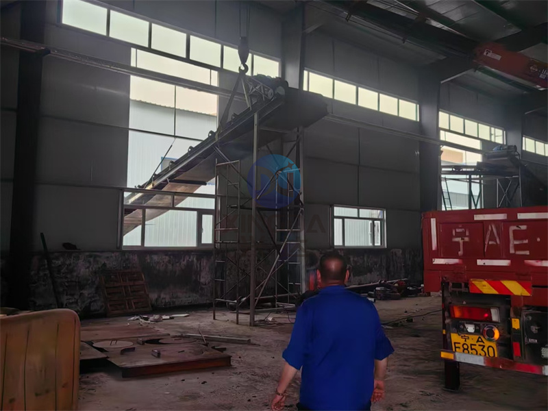 有機肥設(shè)備臥式發(fā)酵罐安裝現(xiàn)場