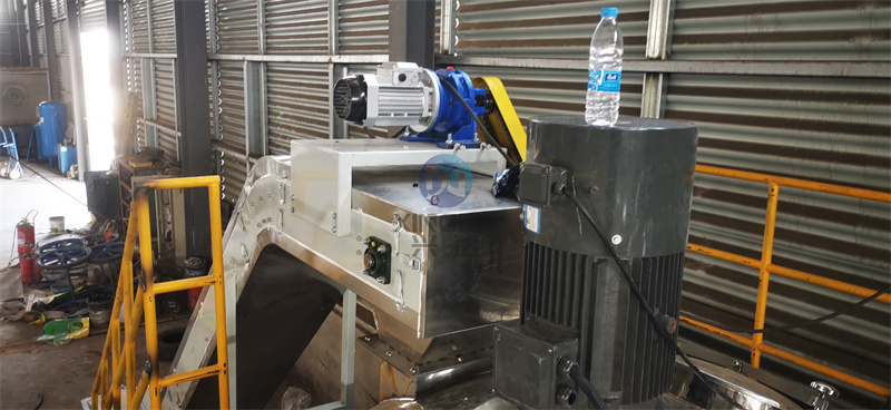 微量元素水溶肥有機(jī)肥生產(chǎn)線安裝現(xiàn)場(chǎng)